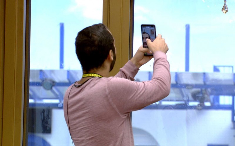 Gilberto faz selfie no Quarto do Líder do BBB21