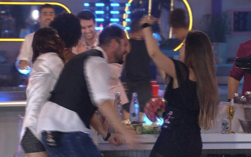 Gustavo beija Laís depois de sister pegar buquê no BBB 22