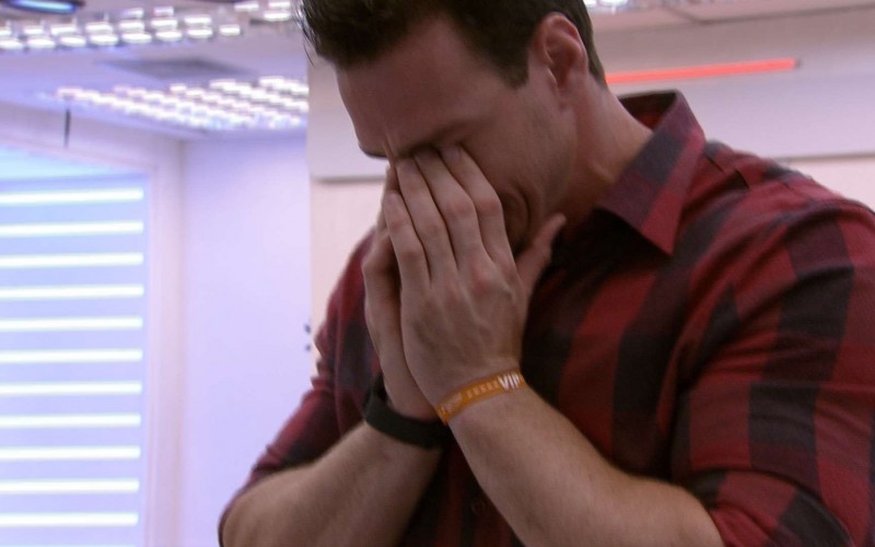 Gustavo chora no BBB 23 e recebe apoio de brothers