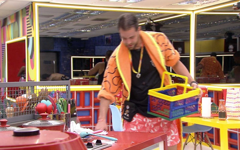 Gustavo e brothers do grupo VIP recebem as compras de mercado