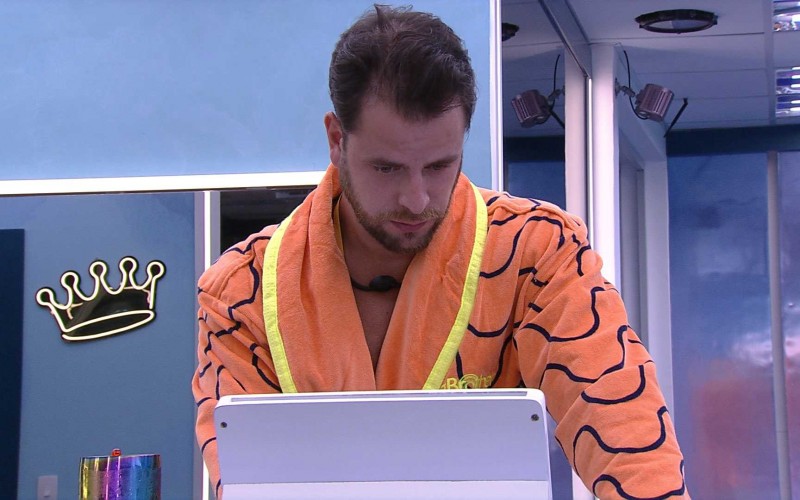 Gustavo ouve música e curte Quarto do Líder sozinho no BBB 22