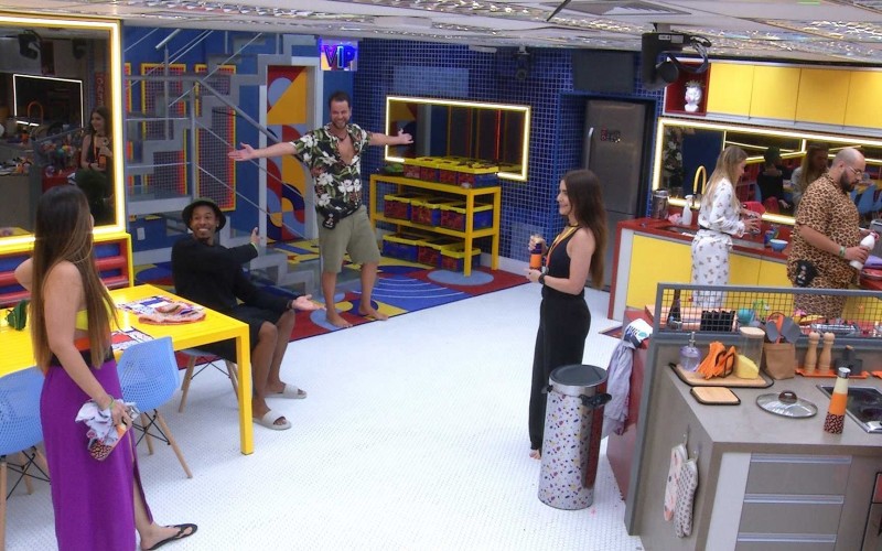 Gustavo pede abraço para Laís e brothers brincam: 