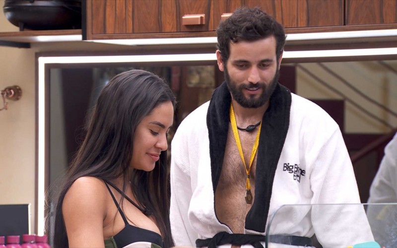 Isabelle cozinha no BBB 24 e Matteus elogia: 