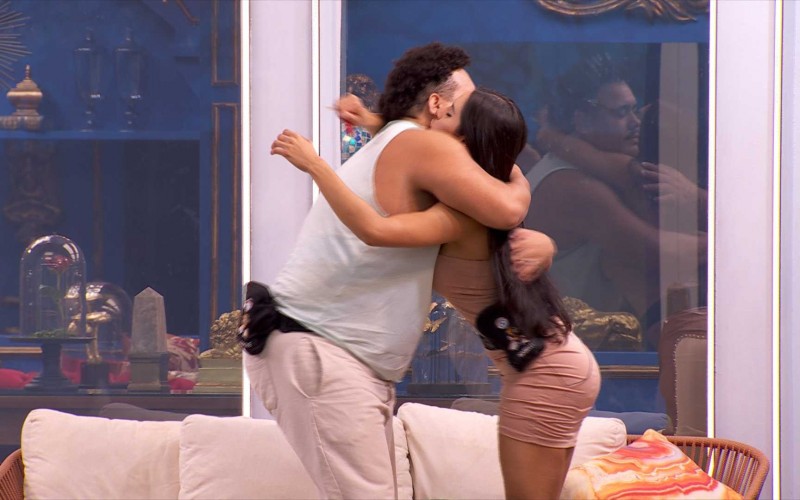 Isabelle e Lucas Henrique se abraçam após conversa no BBB 24