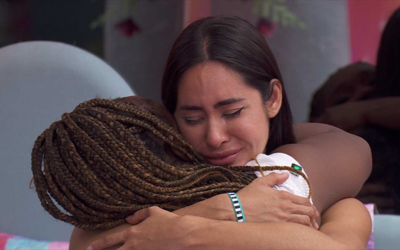 Isabelle pede abraço para Raquele e chora