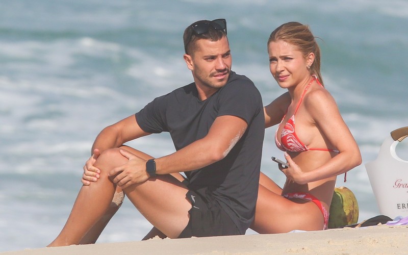 Jade Picon e André Lamoglia trocam carinhos em praia do Rio de Janeiro