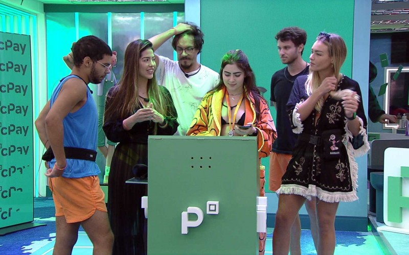 Jade Picon faz compras para próxima Festa do Líder