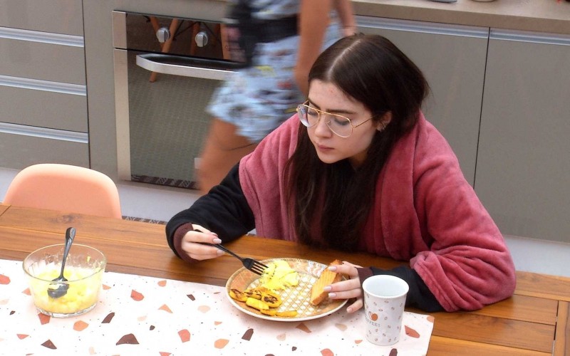 Jade Picon saboreia pão com ovo no café da manhã da Xepa