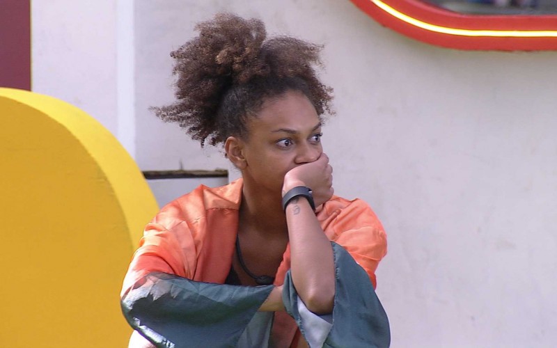 Jessilane, do BBB 22, acorda e vai para a área externa sozinha