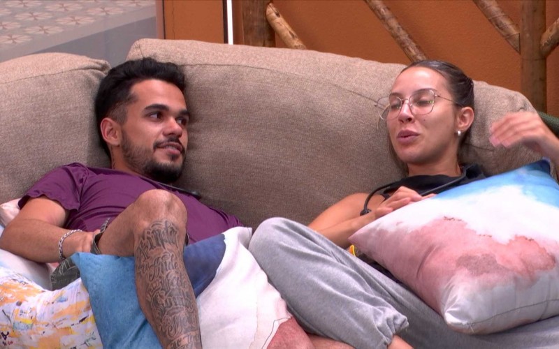 João Gabriel questiona Renata: 