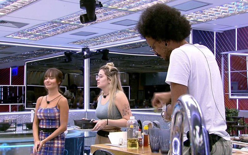 João Luiz brinca com Thaís no BBB21: 