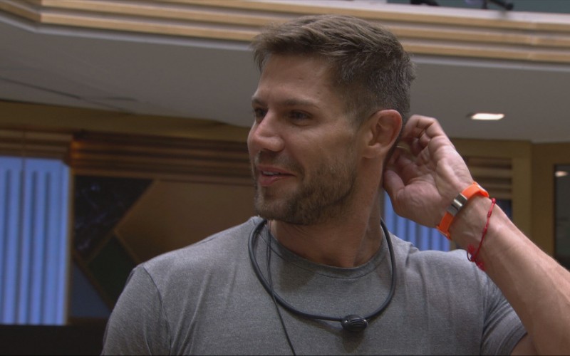 Jonas relembra beijo com Maxiane em festa: 