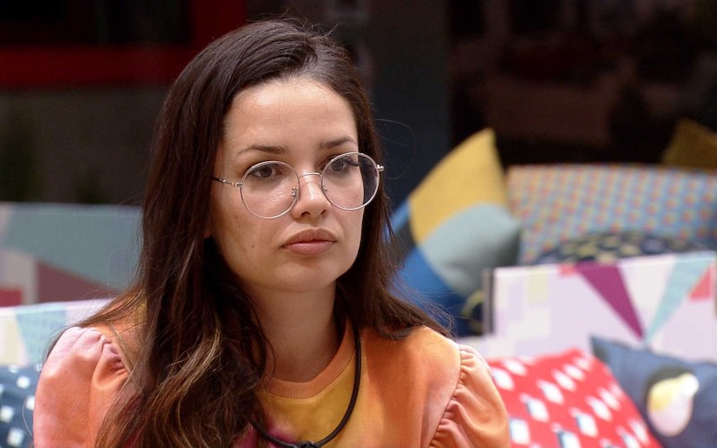 Juliette assiste ao #FeedBBB na sala do BBB21