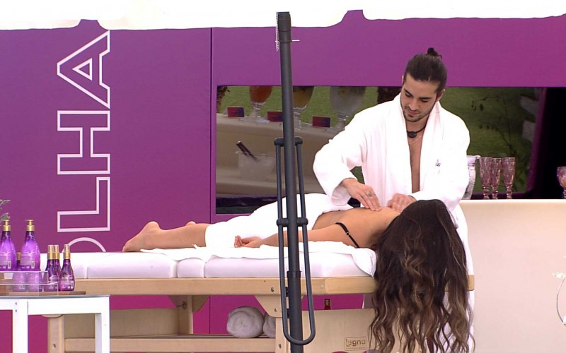 Juliette ganha massagem de Fiuk na Ação da Avon: 