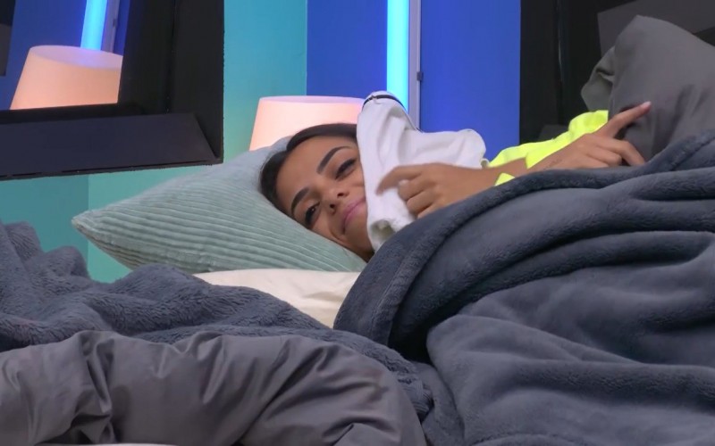 Key Alves leva cueca de Gustavo para o 