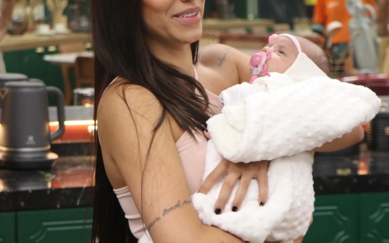 Key Alves visita BBB Experience com filha: 