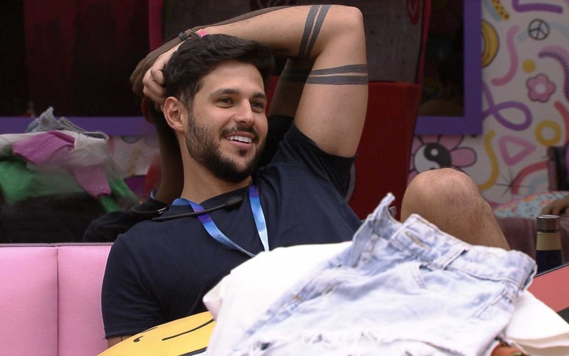 Rodrigo deu flechada em sister e Pedro Scooby brinca: 