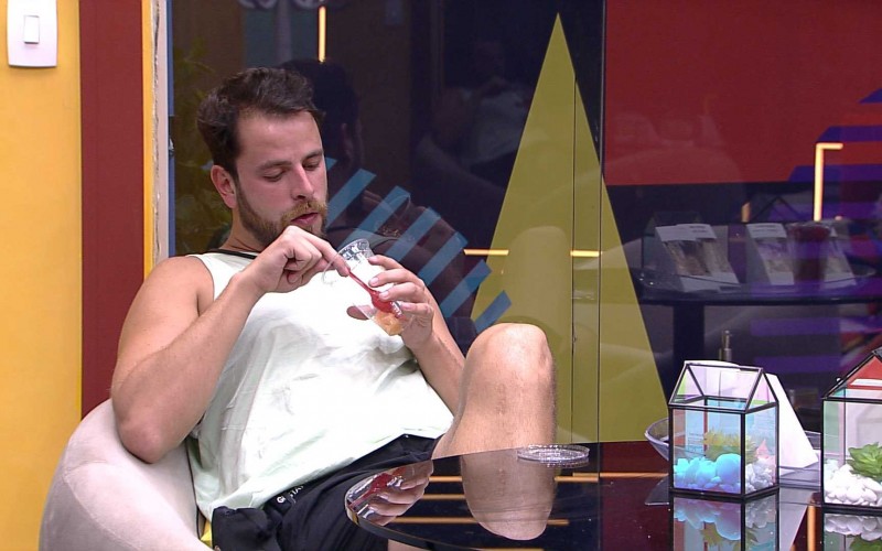 Larissa e Gustavo acordam na Casa de Vidro