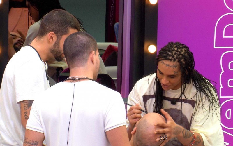 Linn da Quebrada brinca com brother no BBB 22: 