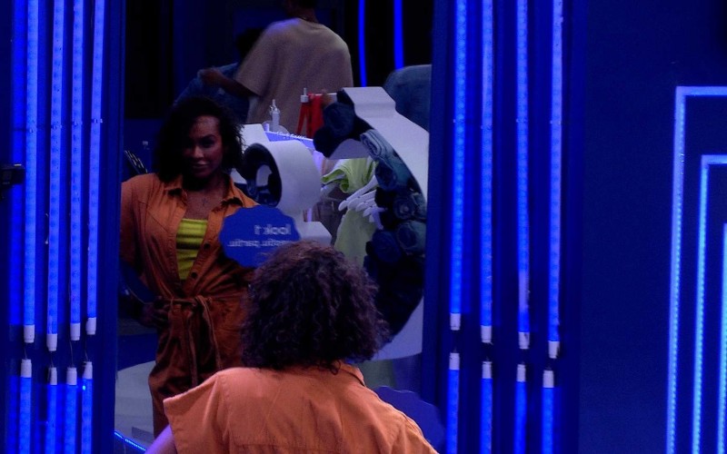 Linn da Quebrada dança e posa com seu look C&A