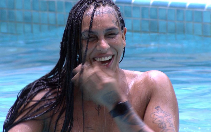 Linn da Quebrada se atrapalha e cai na piscina do BBB 22