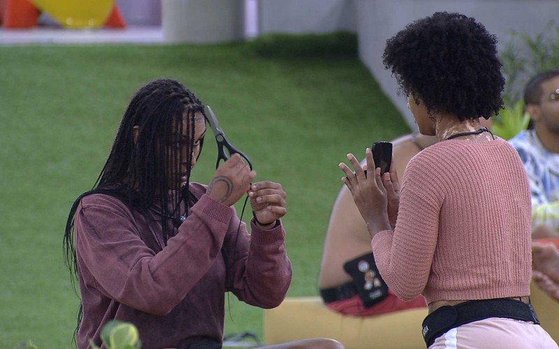 Linn da Quebrada tira tranças no BBB 22