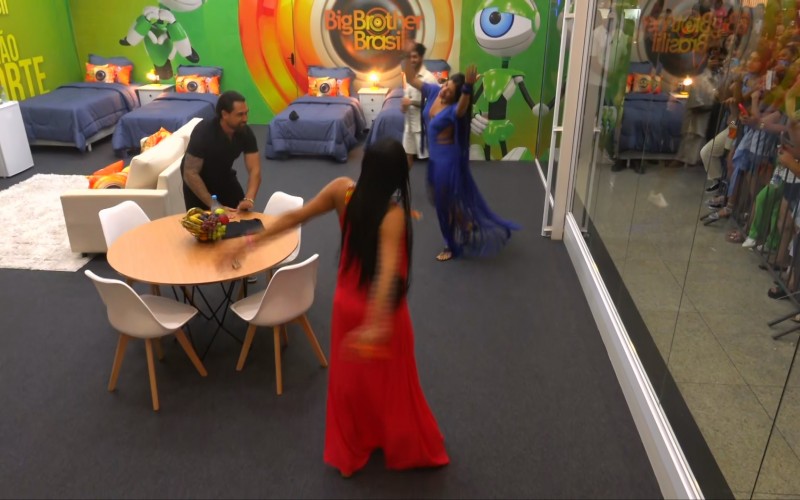 Lívia e Marciele dançam músicas do Festival de Parintins