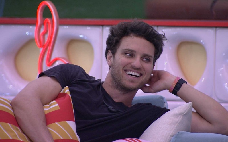 Lucas comenta com Larissa: 