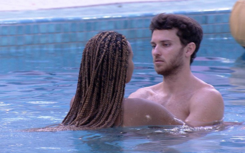 Lucas e Natália se abraçam na piscina do BBB 22