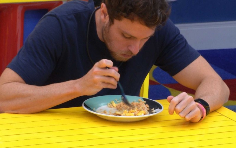 Lucas é o primeiro a tomar café da manhã do Grupo Vip