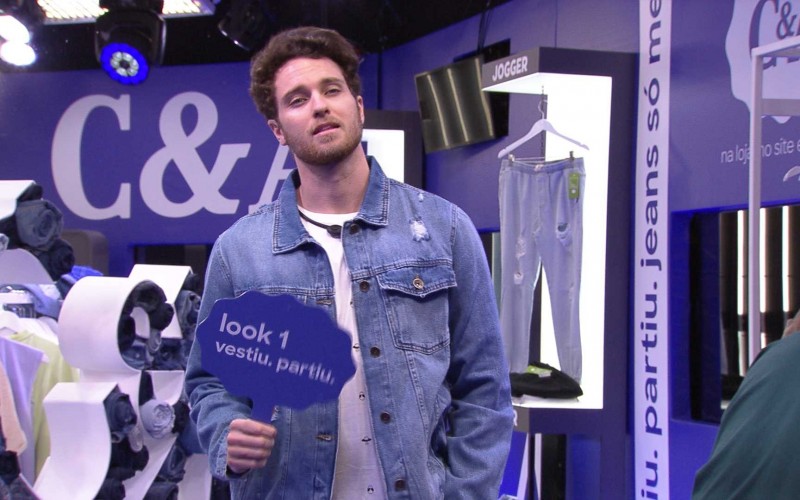 Lucas posa com look C&A e dá piscadinha