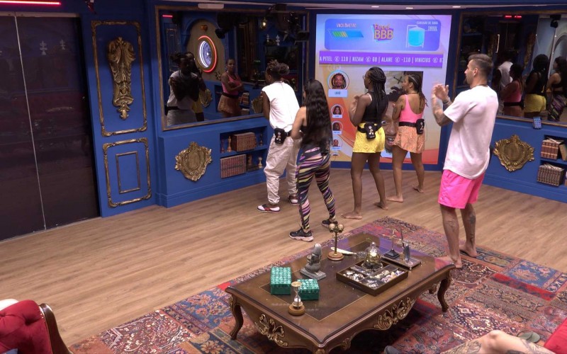 Luigi ensina passos de dança para brothers no BBB 24
