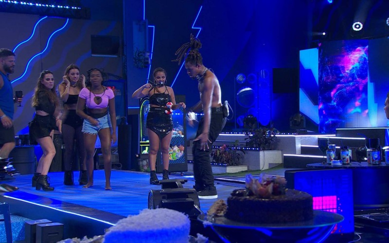 Luigi performa Michael Jackson na festa do BBB 24