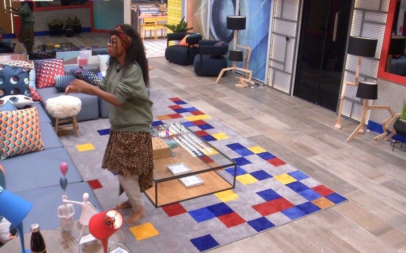 Lumena dança na sala do BBB21