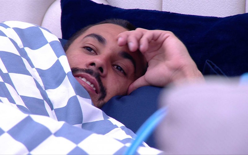 Maike brinca com Renata sobre usar aliança: 