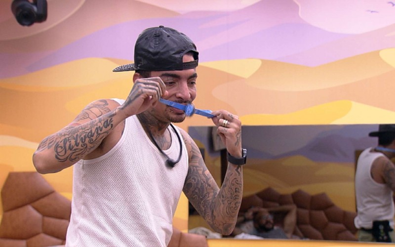 MC Guimê examina sua escolha para Colar do Anjo