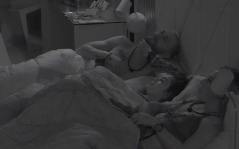 Na cama ao lado de Fred, Larissa dispara: 