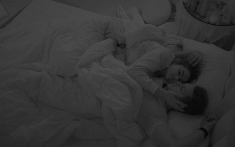 Na cama, Lucas canta para Eslovênia: 