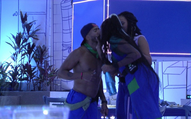 Na festa do BBB 23, Ricardo e Sarah Aline dão um selinho