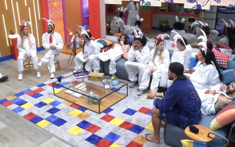 Na sala do BBB21, brothers definem a ordem da Prova do Anjo