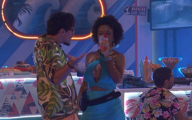 Natália brinca com Eliezer: 