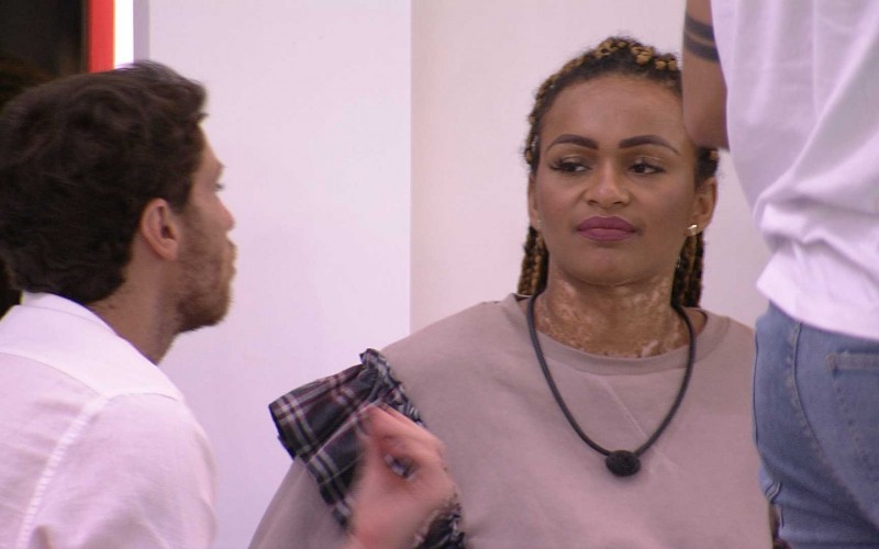 Natália coloca brother contra a parede: 