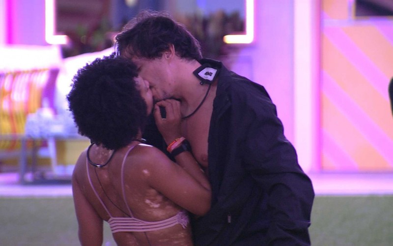 Natália e Eliezer se beijam em madrugada de cooler no BBB 22