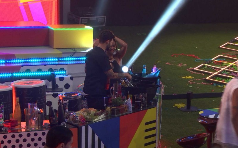 Natália e Rodrigo dão selinho na Festa Open House do BBB 22