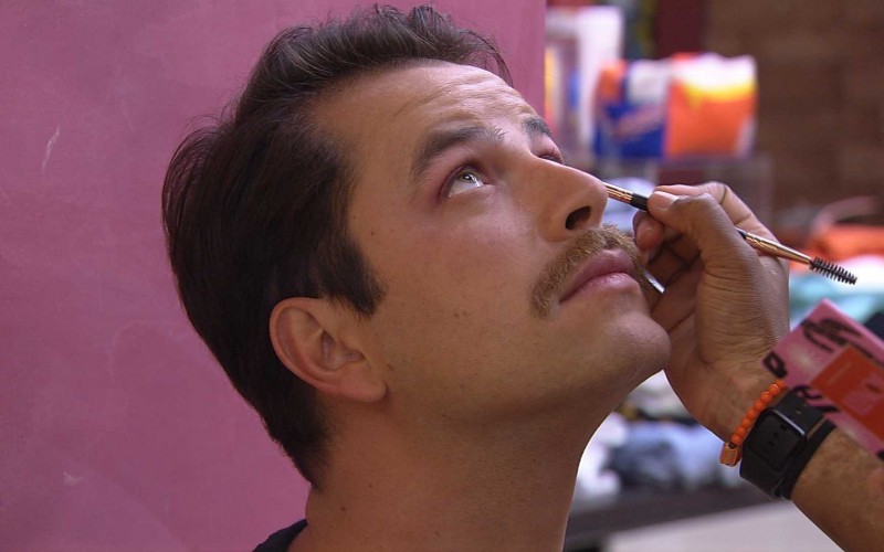 Natália maquia Gustavo antes de festa no BBB 22