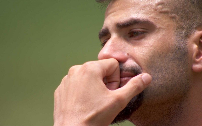 Nizam chora e é amparado por Davi: 