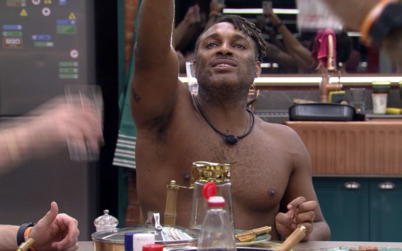 No BBB 23, Fred Nicácio faz um brinde à Marília