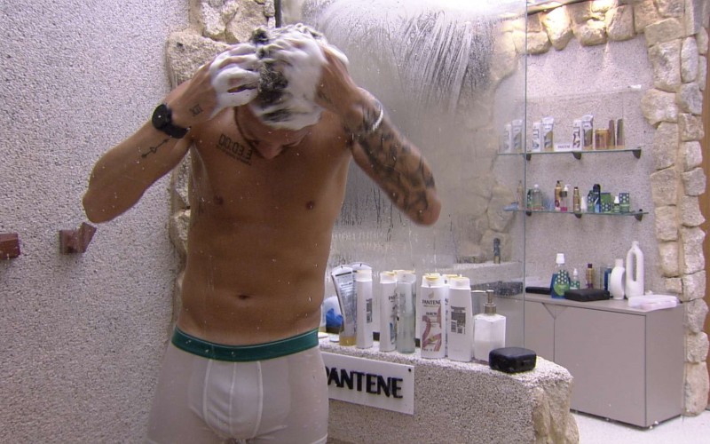 No BBB 23, Fred toma banho de cueca branca