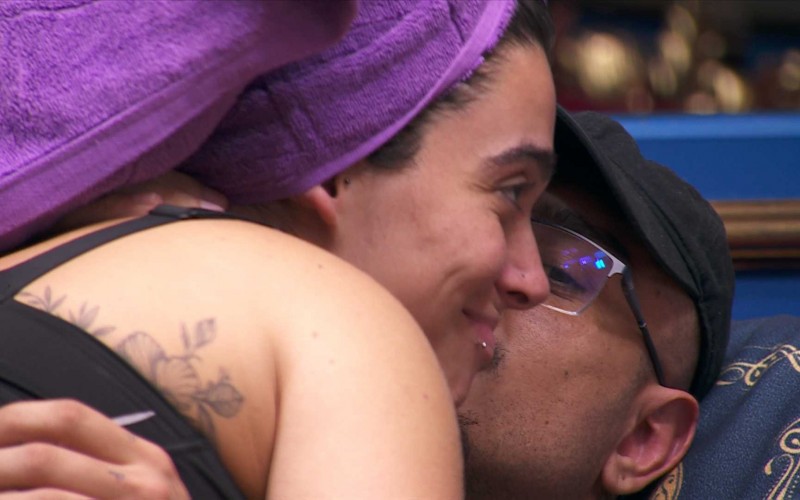 No BBB 24, MC Bin Laden tenta beijar Giovanna, mas sister nega