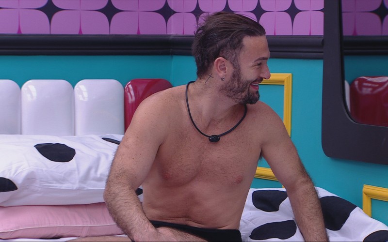 No BBB 25, Diego Hypolito se olha no espelho e ri sozinho